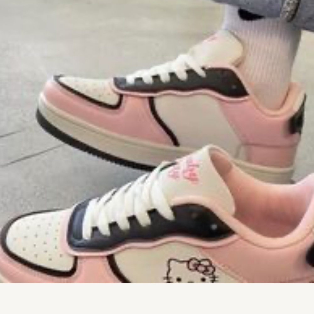 Tennis shoes
